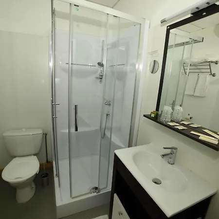 Logis - Du Colombier מלון Guînes